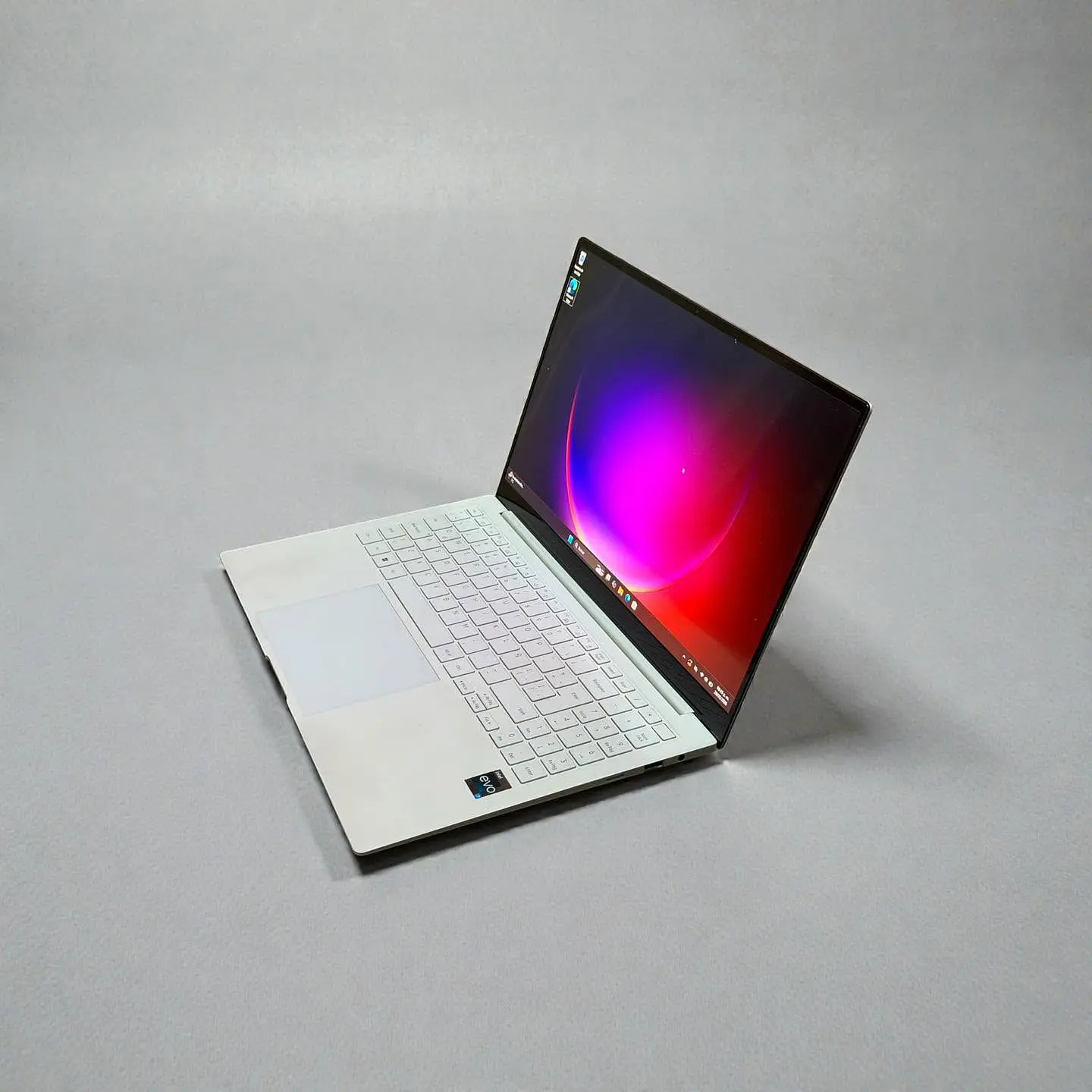 Samsung Galaxybook 2 Pro / i7-1260P / 16GB RAM / 512GB SSD / Pantalla 15,6 FHD 4
