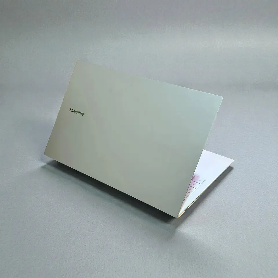 Samsung Galaxybook 2 Pro / i7-1260P / 16GB RAM / 512GB SSD / Pantalla 15,6 FHD 7