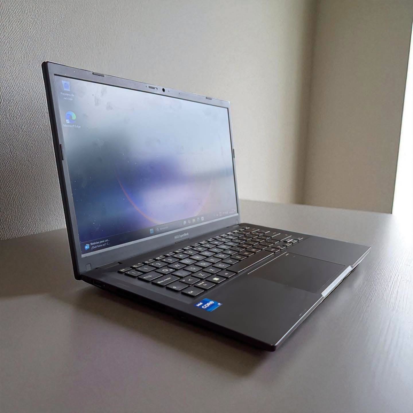 Asus Xpertbook B1402 / i7-1255U / 8GB RAM / 512GB SSD / Pantalla 14 HD