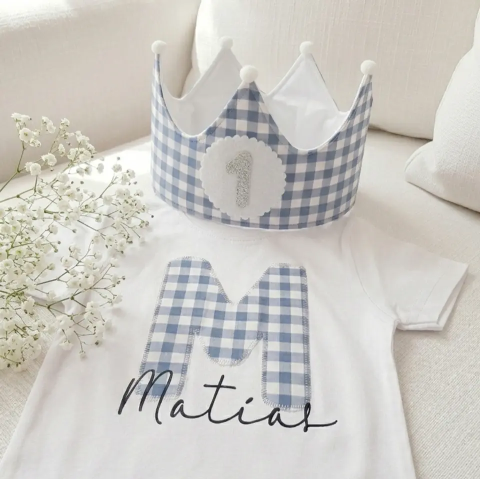  Conjunto corona de cumpleaños y camiseta Vichy azul 1