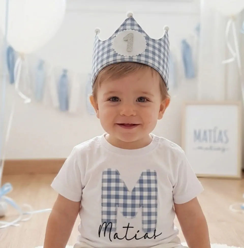  Conjunto corona de cumpleaños y camiseta Vichy azul 3