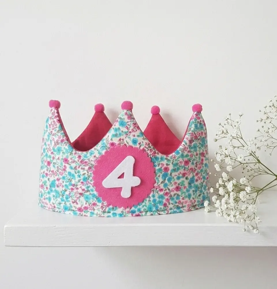  Conjunto corona de cumpleaños y camiseta Flores fucsia 2