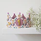  Conjunto corona de cumpleaños y camiseta Flores liberty lila y rosa - Miniatura 2
