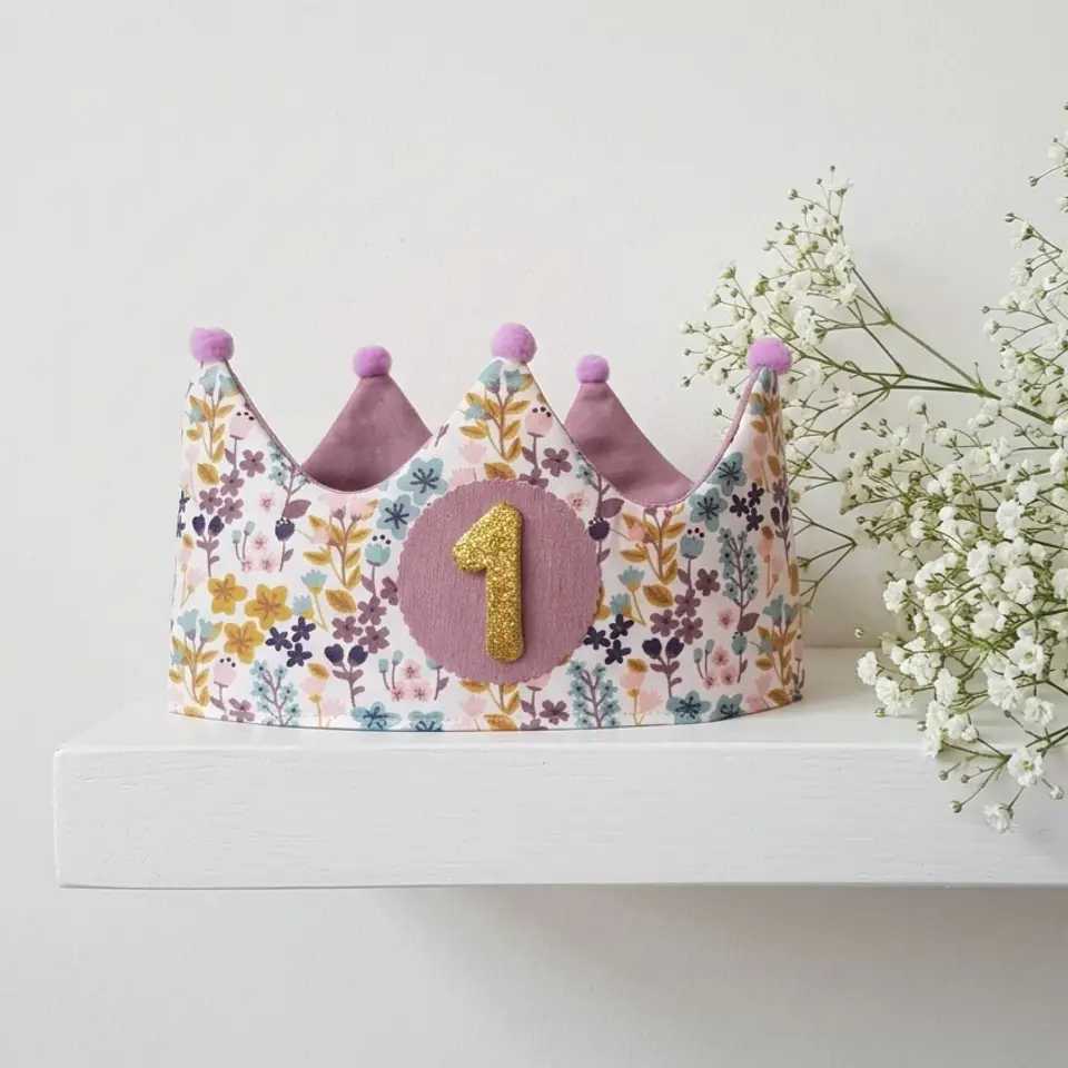  Conjunto corona de cumpleaños y camiseta Flores liberty lila y rosa 2