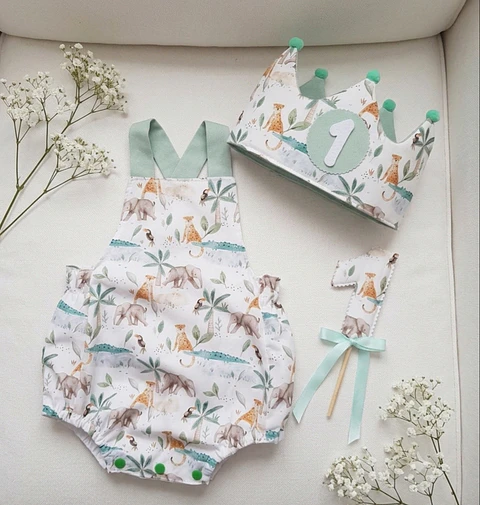  Conjunto corona cumpleaños y peto Animales de la selva 