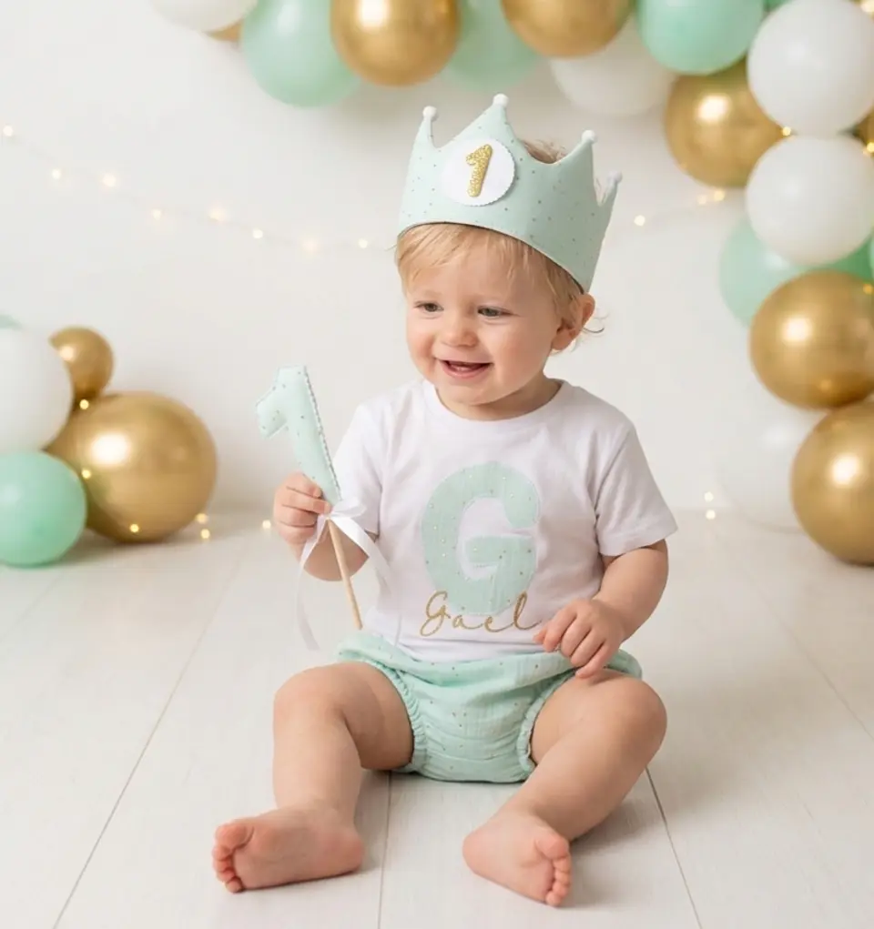  Conjunto cumpleaños Muselina mint con topos dorados 2