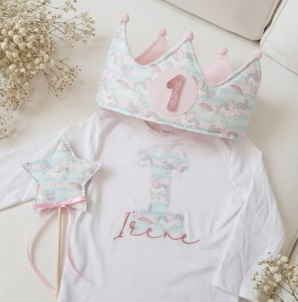  Conjunto corona de cumpleaños y camiseta Unicornios pastel  1