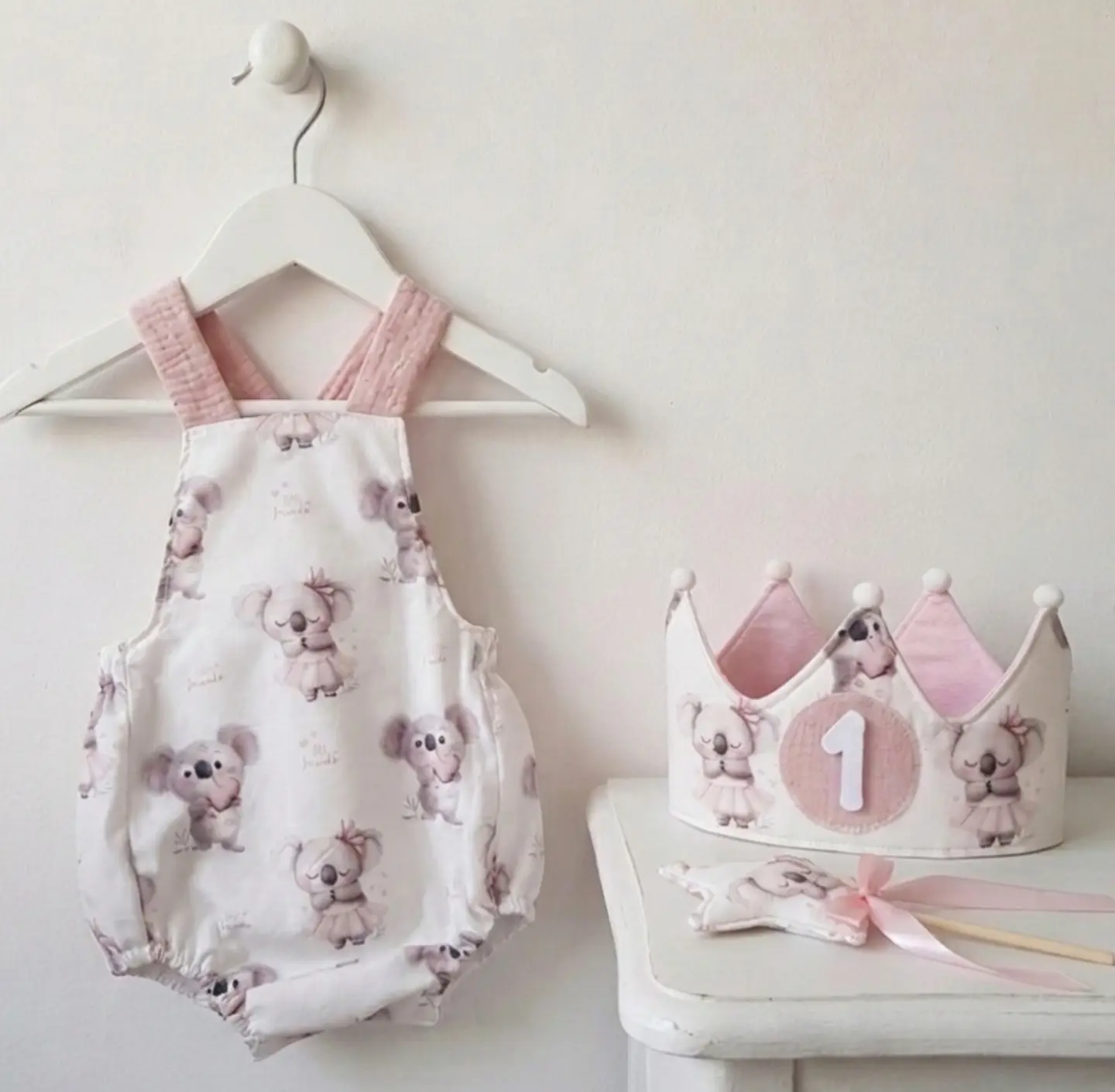  Conjunto corona cumpleaños y peto Koalas 1