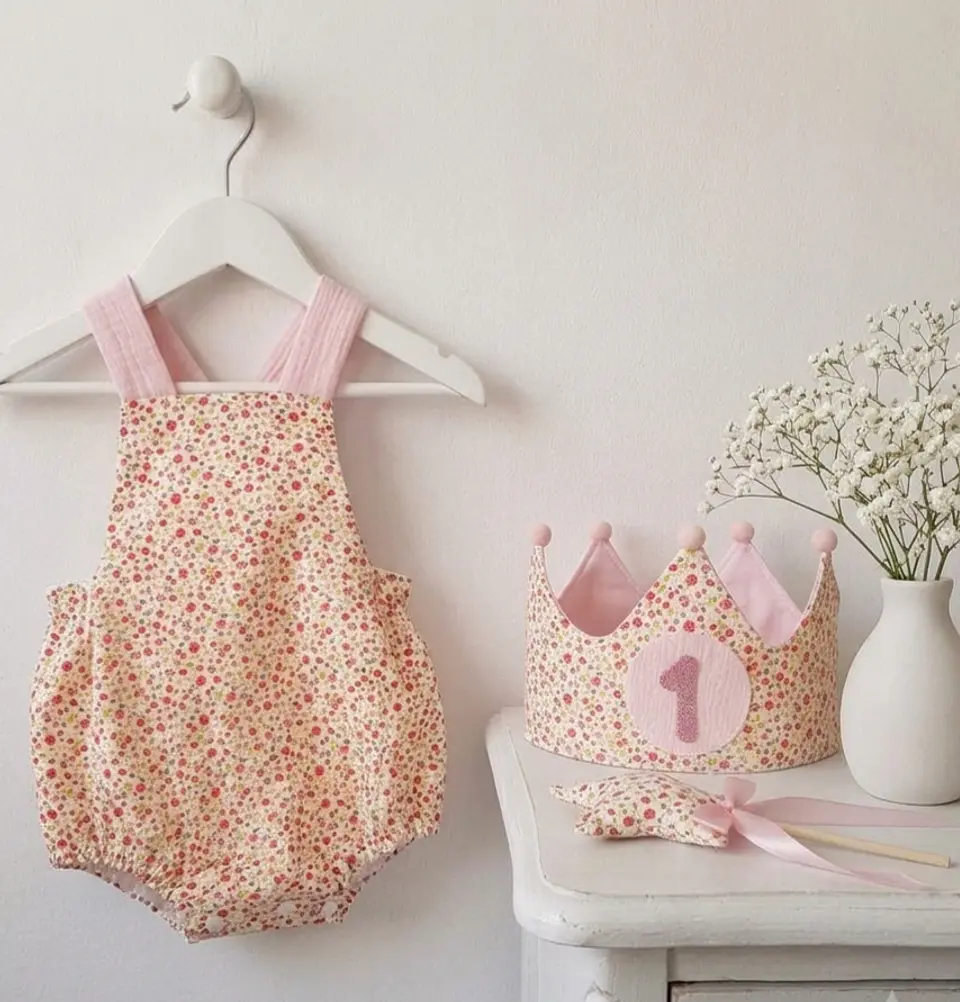  Conjunto corona cumpleaños y peto Flores rosa y fucsia  1