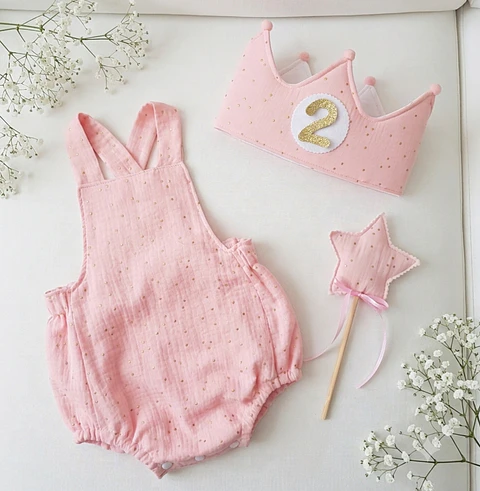 Conjunto corona cumpleaños y peto muselina rosa