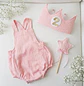  Conjunto corona cumpleaños y peto muselina rosa - Miniatura 1