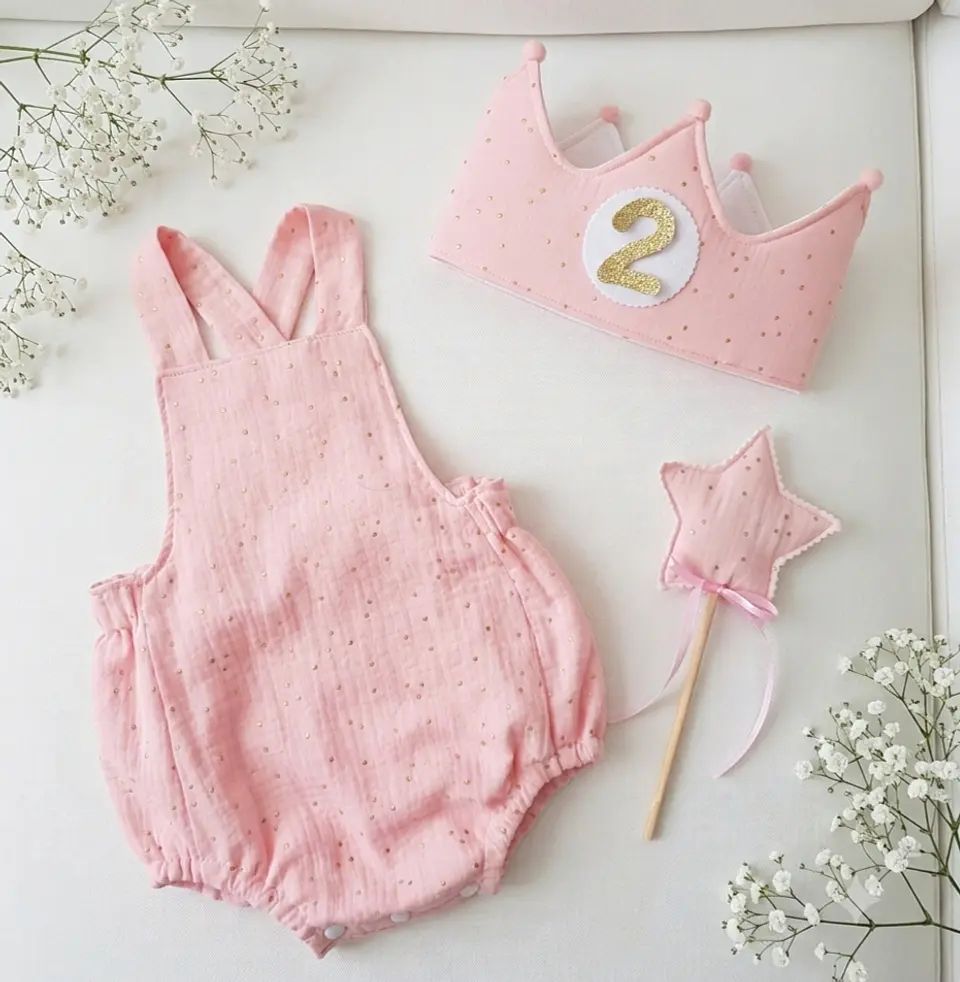  Conjunto corona cumpleaños y peto muselina rosa 1