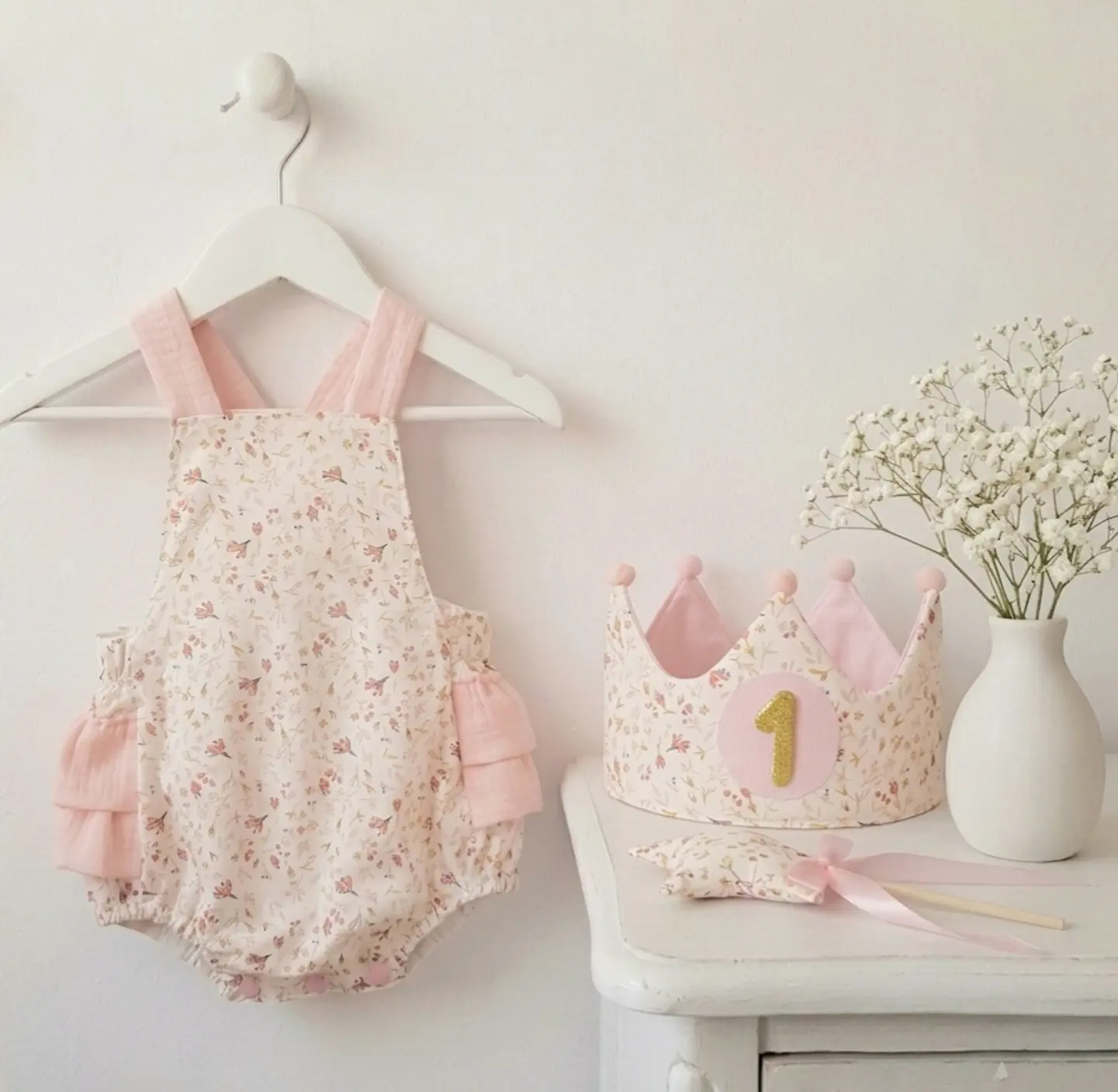  Conjunto corona cumpleaños y ranita Florecitas pastel 1