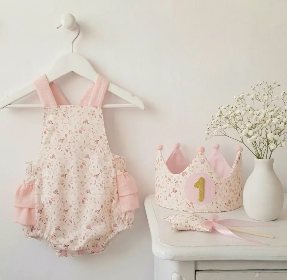  Conjunto corona cumpleaños y ranita Florecitas pastel 1
