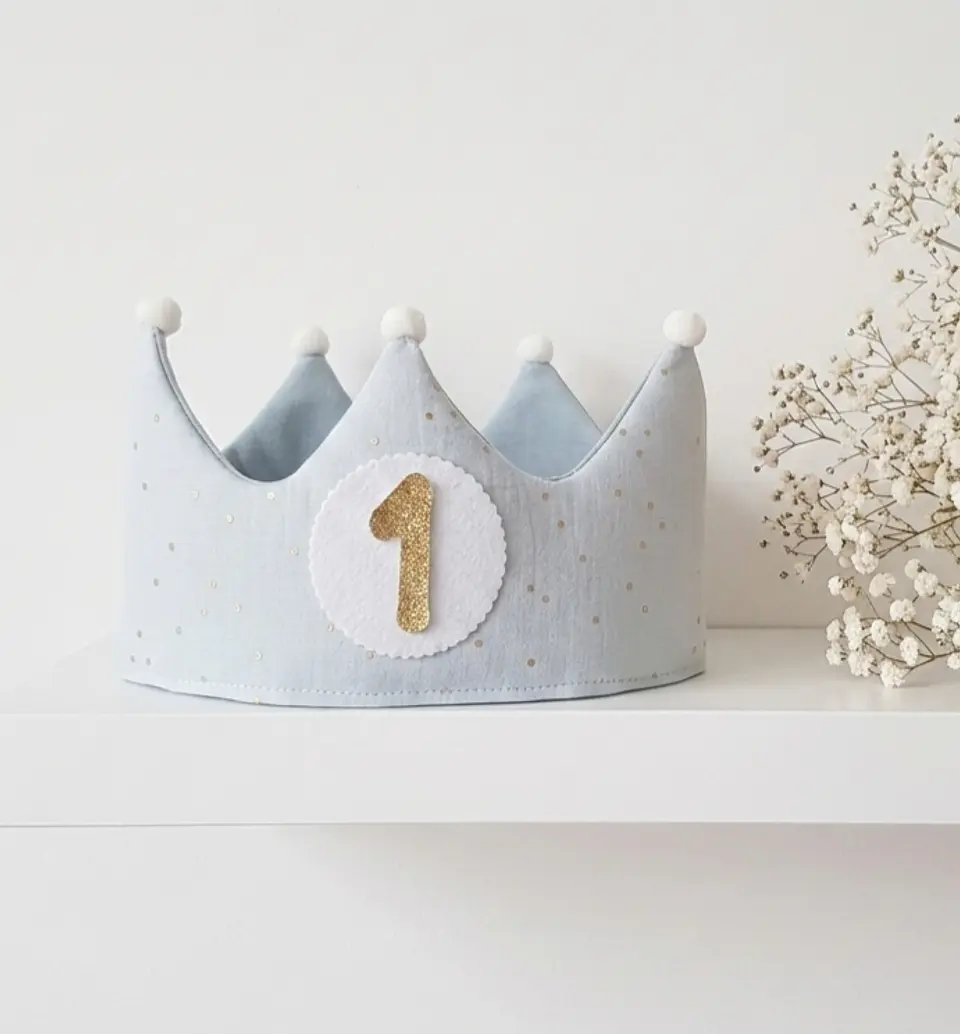  Conjunto corona cumpleaños y peto muselina azul y dorado 2