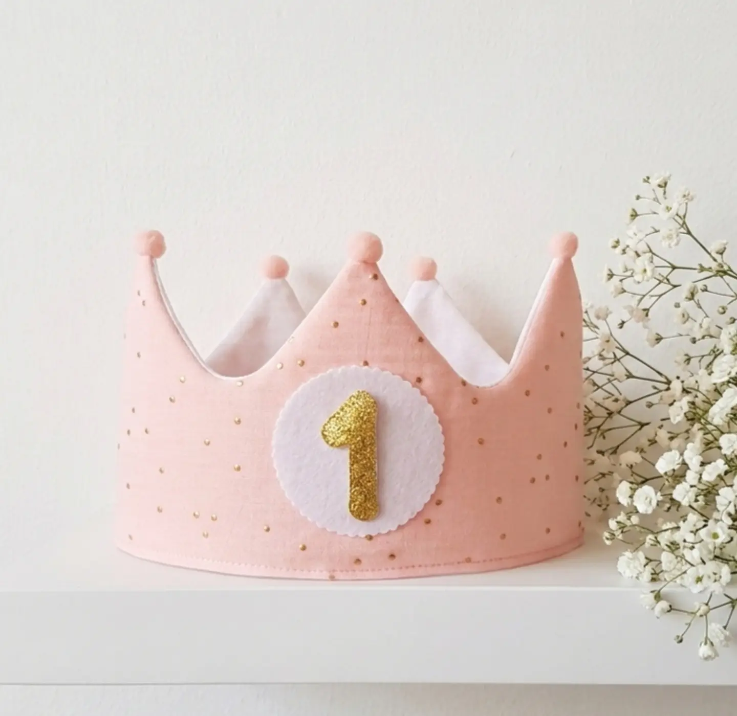 Corona de cumpleaños muselina rosa con puntos dorados 1