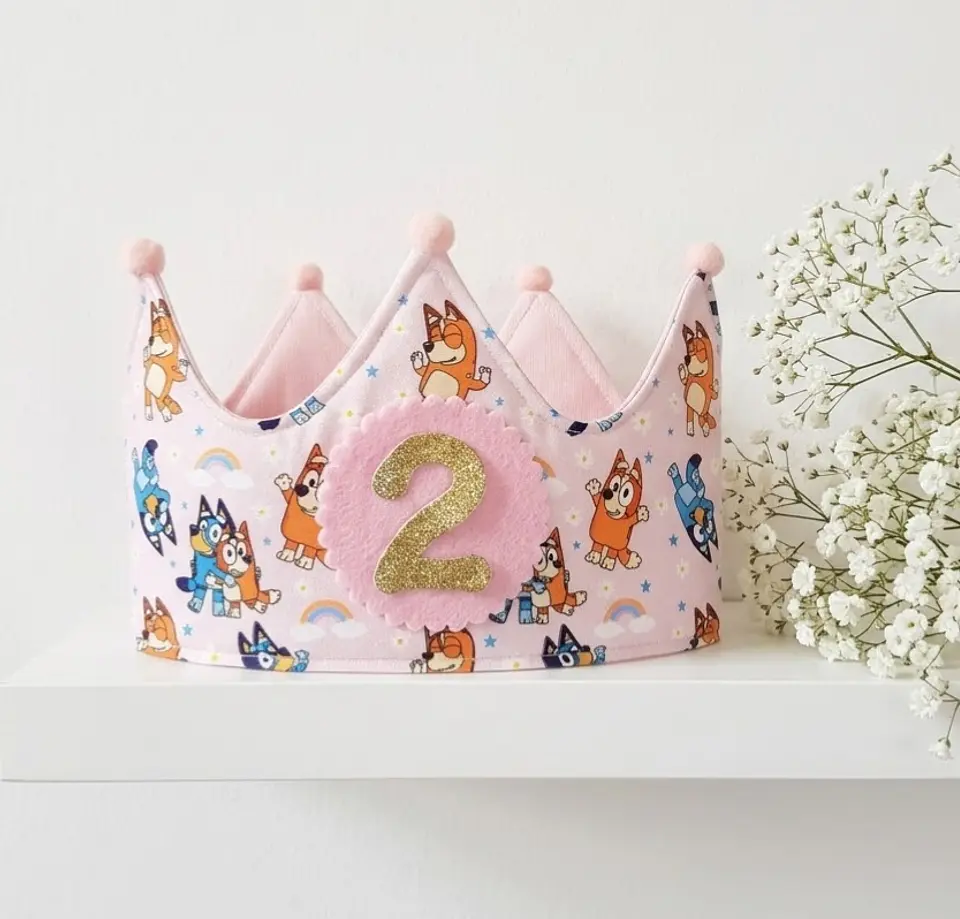 Corona de cumpleaños Bluey rosa 1