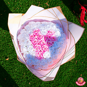 Ramo de 50 Rosas Eternas Corazón Palo Rosa