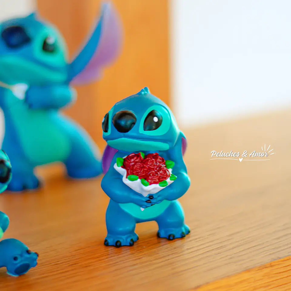 Estatua Stitch con Ramo de Flores - Disney Originals Showcase 1