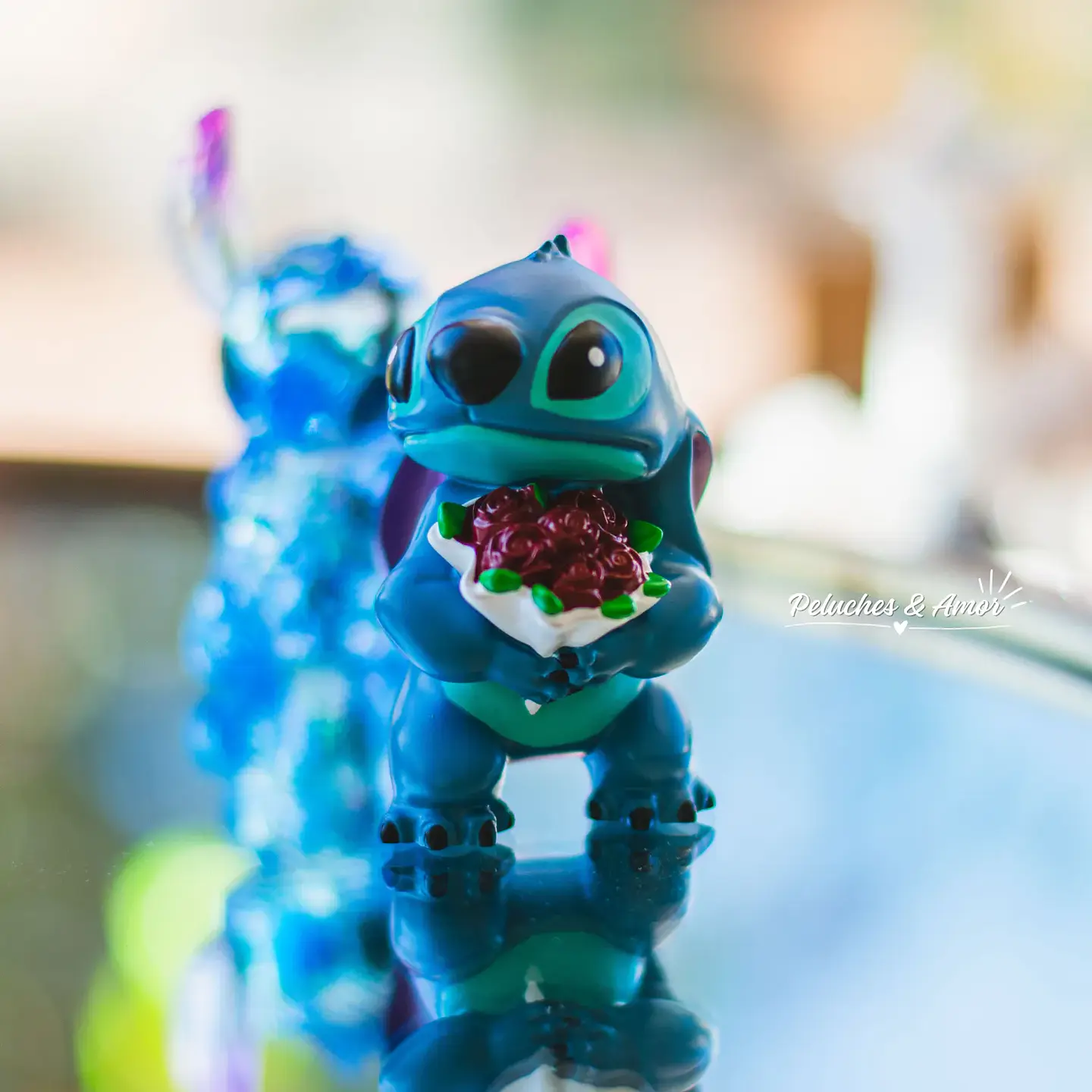 Estatua Stitch con Ramo de Flores - Disney Originals Showcase 2