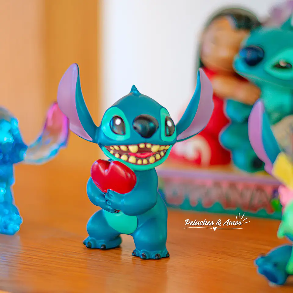 Estatua Stitch Enamorado con Corazón - Disney Originals Showcase 2