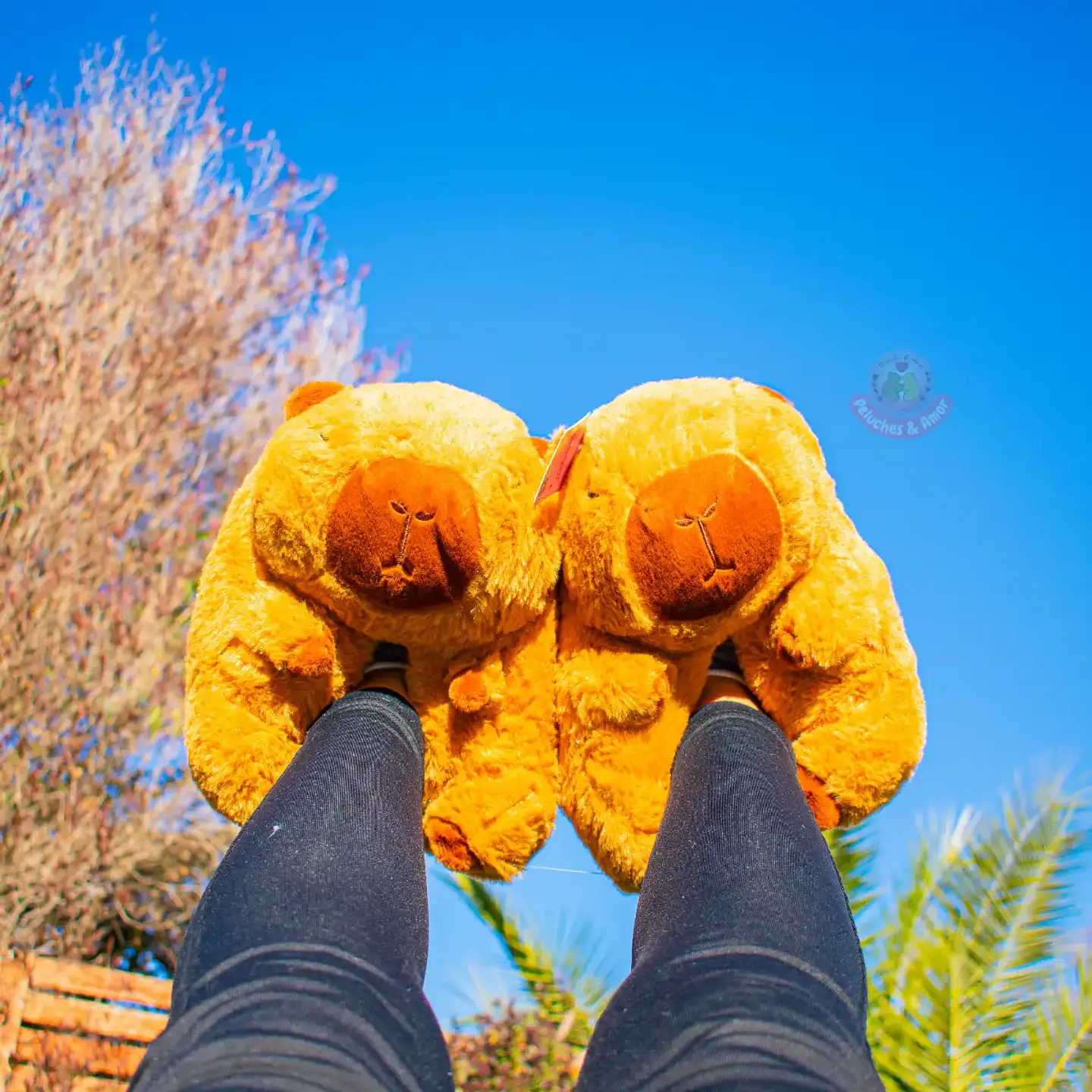 Pantuflas Peluche Capibara Café – Regalo Suave y Tierno 1