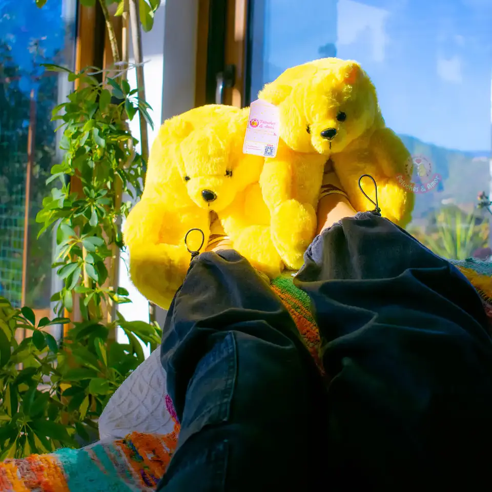 Pantuflas Peluche Osito Amarillo – Regalo Suave y Tierno 2