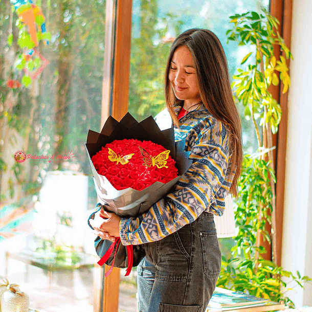 Ramo de 50 Rosas Eternas Rojo 2