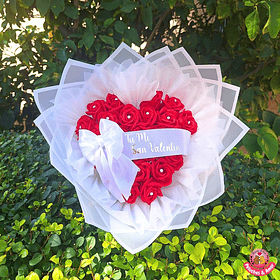 Ramo de 25 Rosas Eternas con Forma de Corazón y Cinta