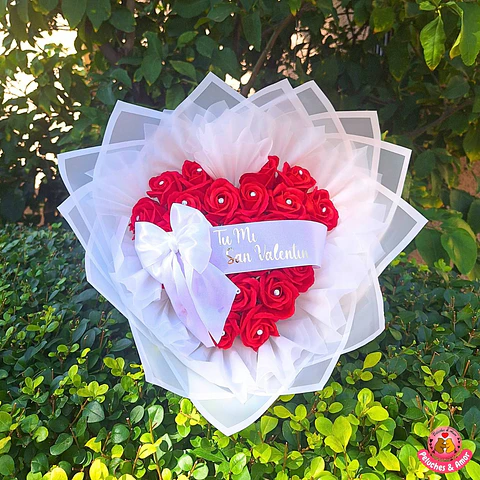 Ramo de 25 Rosas Eternas con Forma de Corazón y Cinta