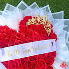 Ramo de 75 Rosas Eternas con Forma Corazón, Corona y Cinta 1