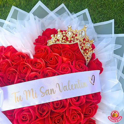 Ramo de 75 Rosas Eternas con Forma Corazón, Corona y Cinta