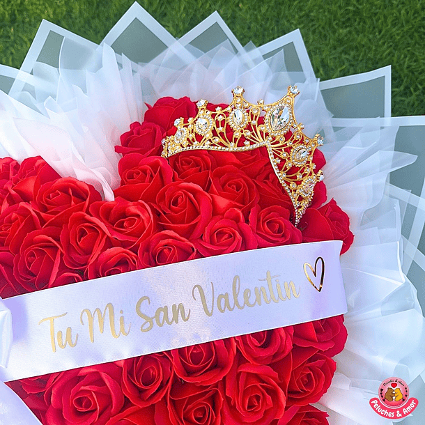Ramo de 75 Rosas Eternas con Forma Corazón, Corona y Cinta 1