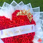 Ramo de 75 Rosas Eternas con Forma Corazón, Corona y Cinta - Miniatura 1