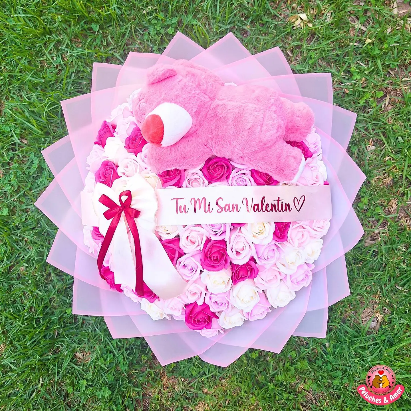 Ramo de 100 Rosas Eternas Paleta Rosa con Peluche Lotso y Cinta 3