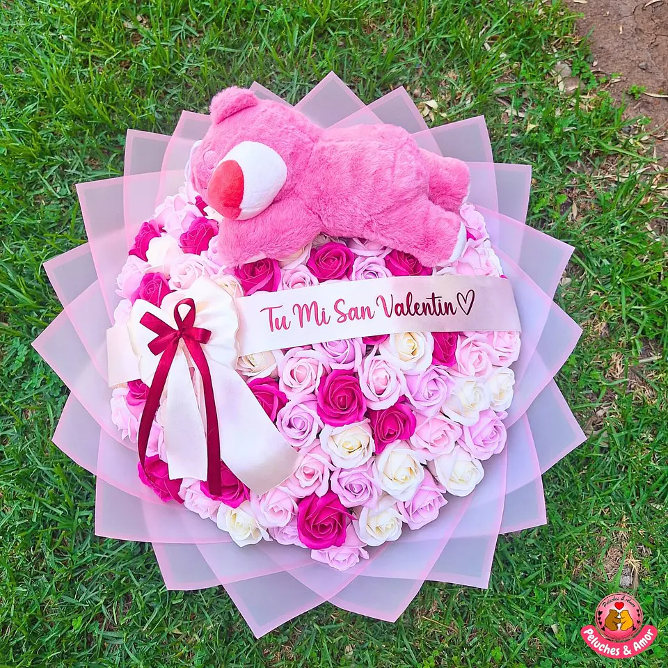 Ramo de 100 Rosas Eternas Paleta Rosa con Peluche Lotso y Cinta 1