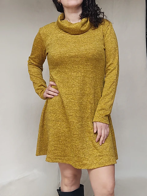 Vestido de lanilla cuello tortuga color mostaza 