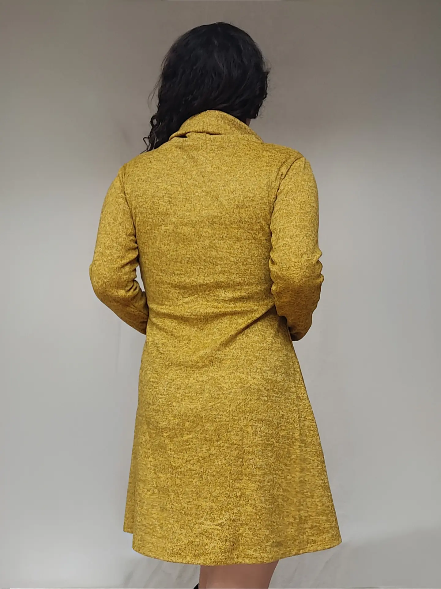 Vestido de lanilla cuello tortuga color mostaza  2
