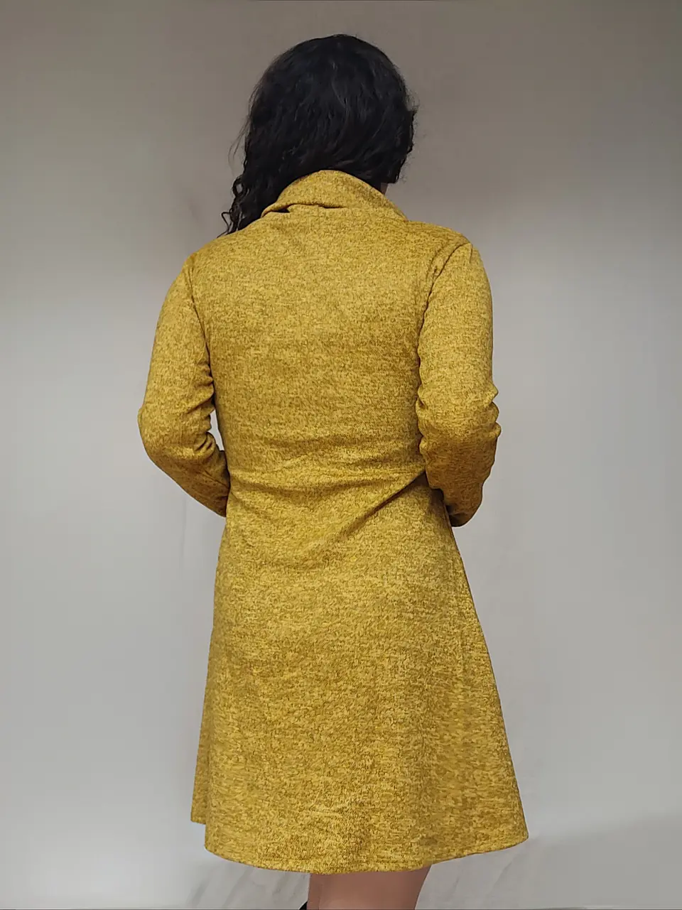 Vestido de lanilla cuello tortuga color mostaza  2