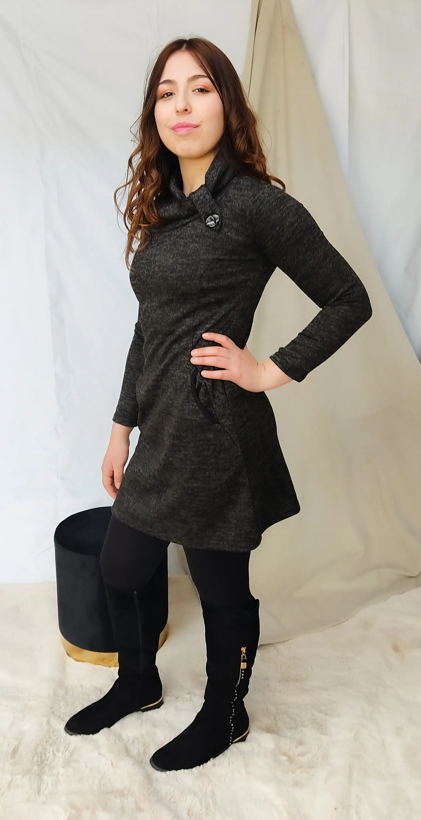 Vestido de lanilla cuello tortuga color negro con bolsillos 1
