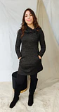 Vestido de lanilla cuello tortuga color negro con bolsillos - Miniatura 2