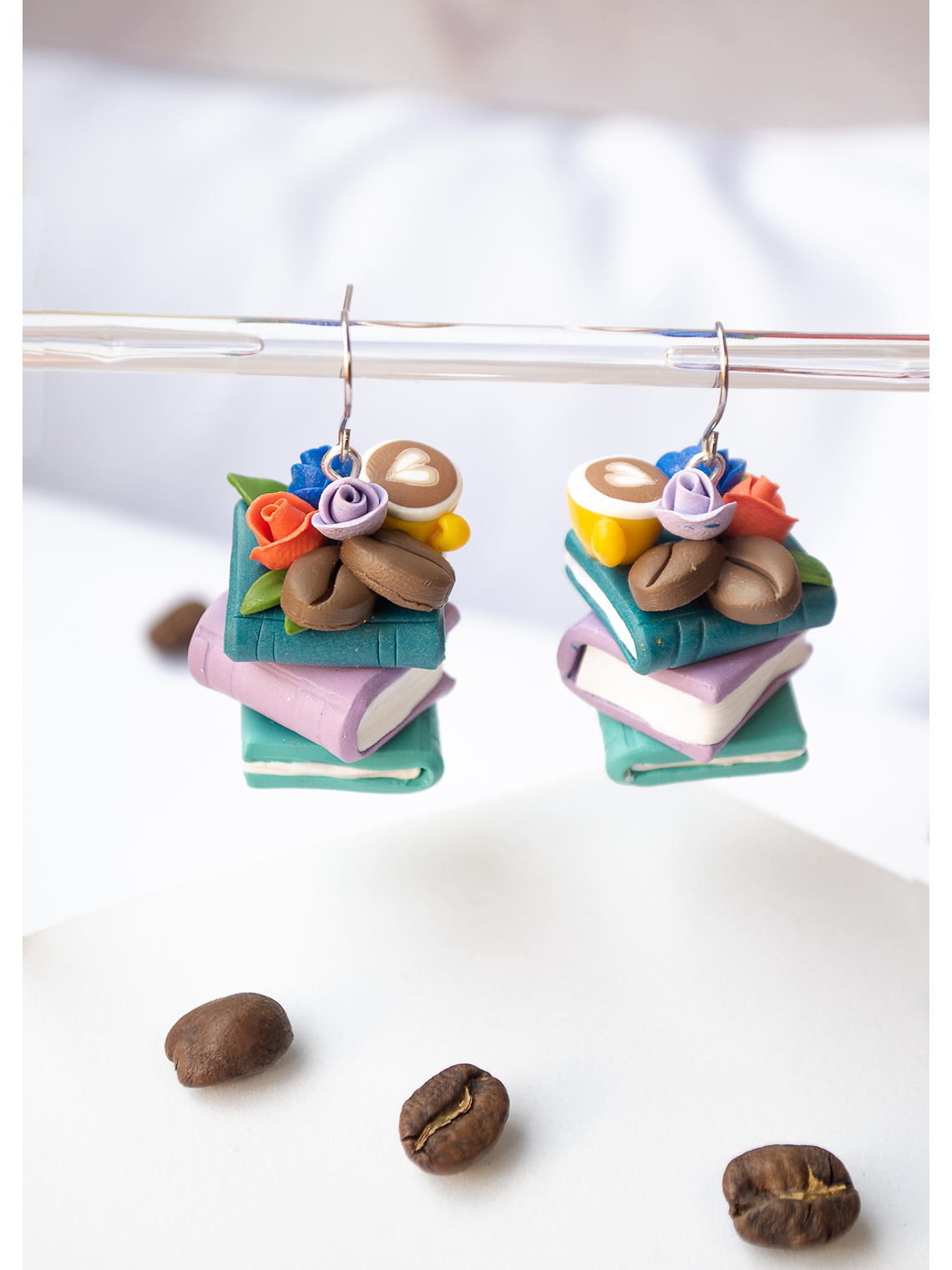 Aros de arcilla polimérica Café y Libros  1