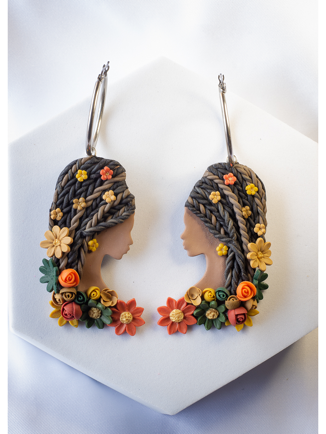 Aros de arcilla polimérica diseño Afro mujer soñadora  1