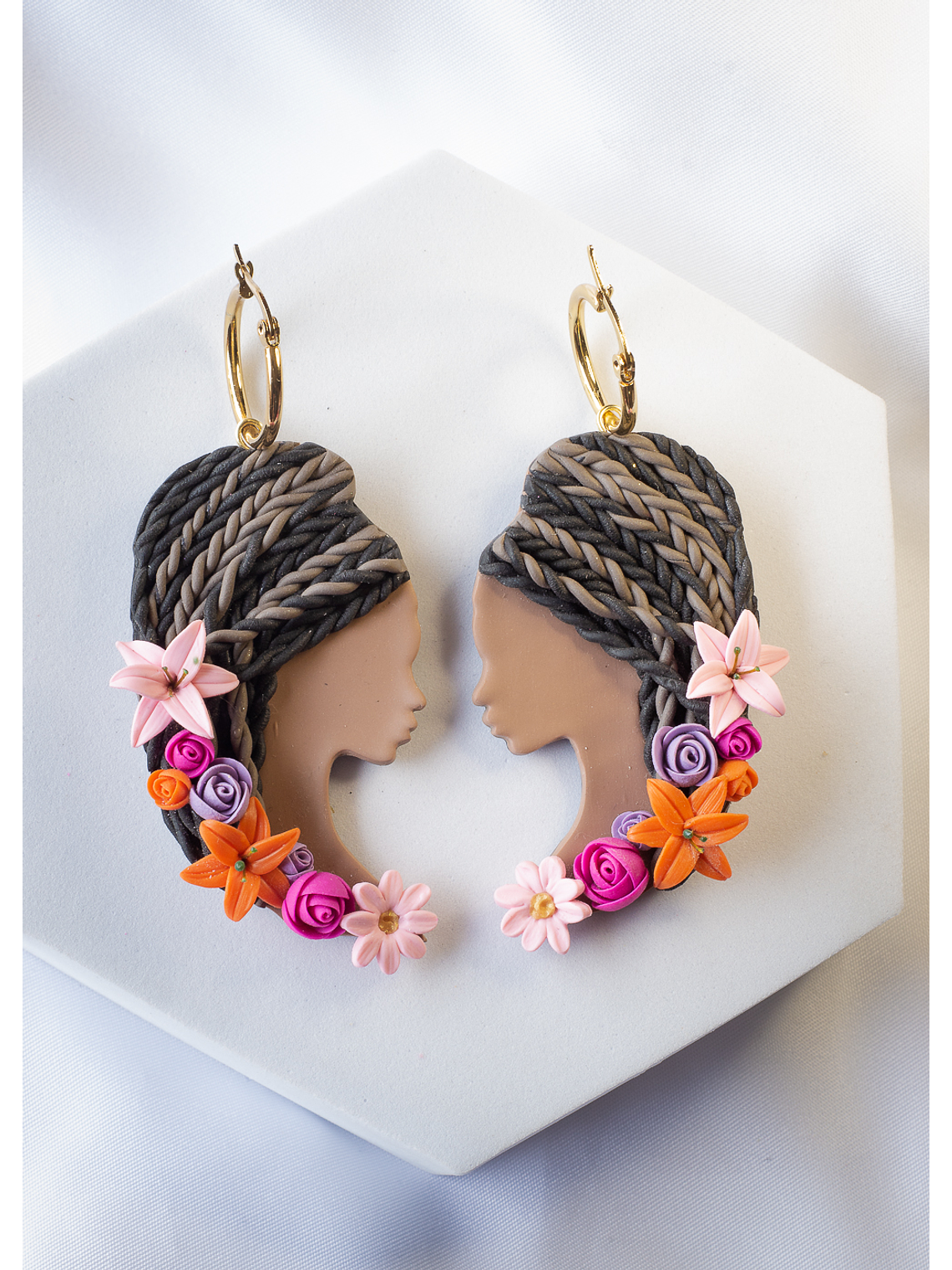 Aros de arcilla polimérica diseño Afro mujer soñadora  1