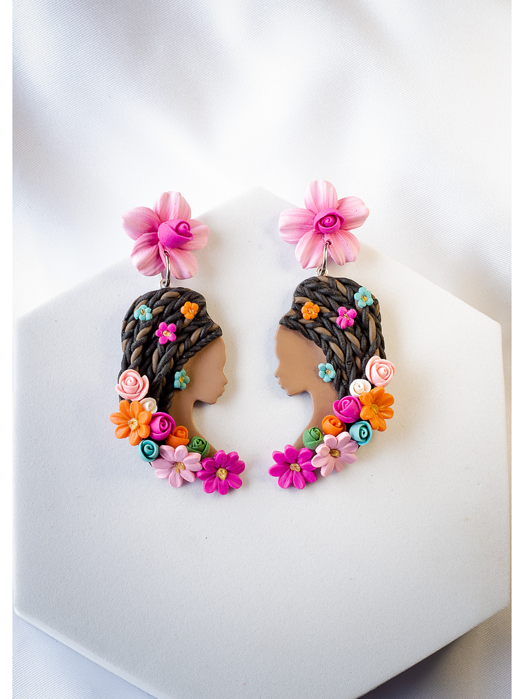 Aros de arcilla polimérica diseño Afro mujer soñadora  1
