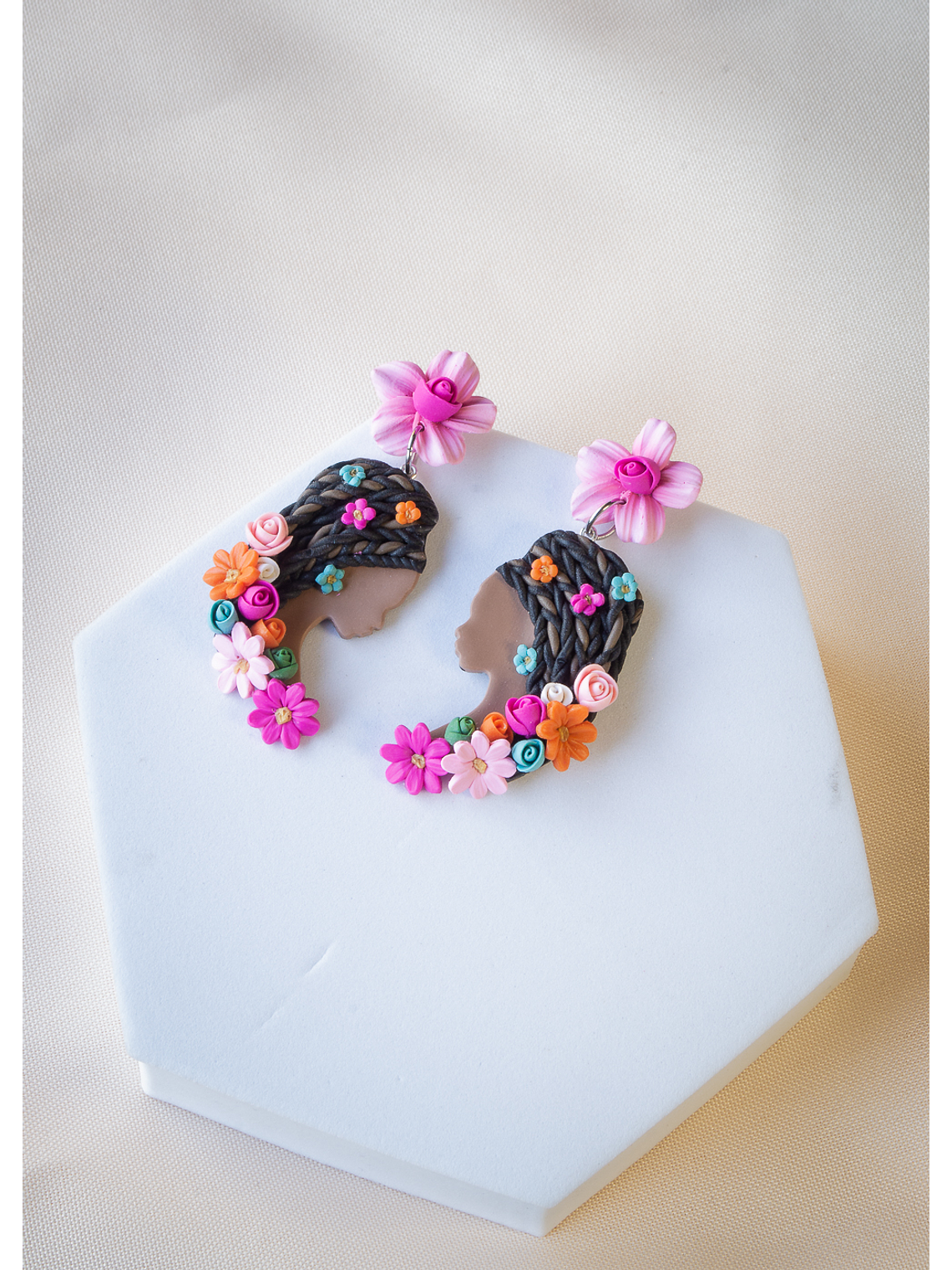 Aros de arcilla polimérica diseño Afro mujer soñadora  3