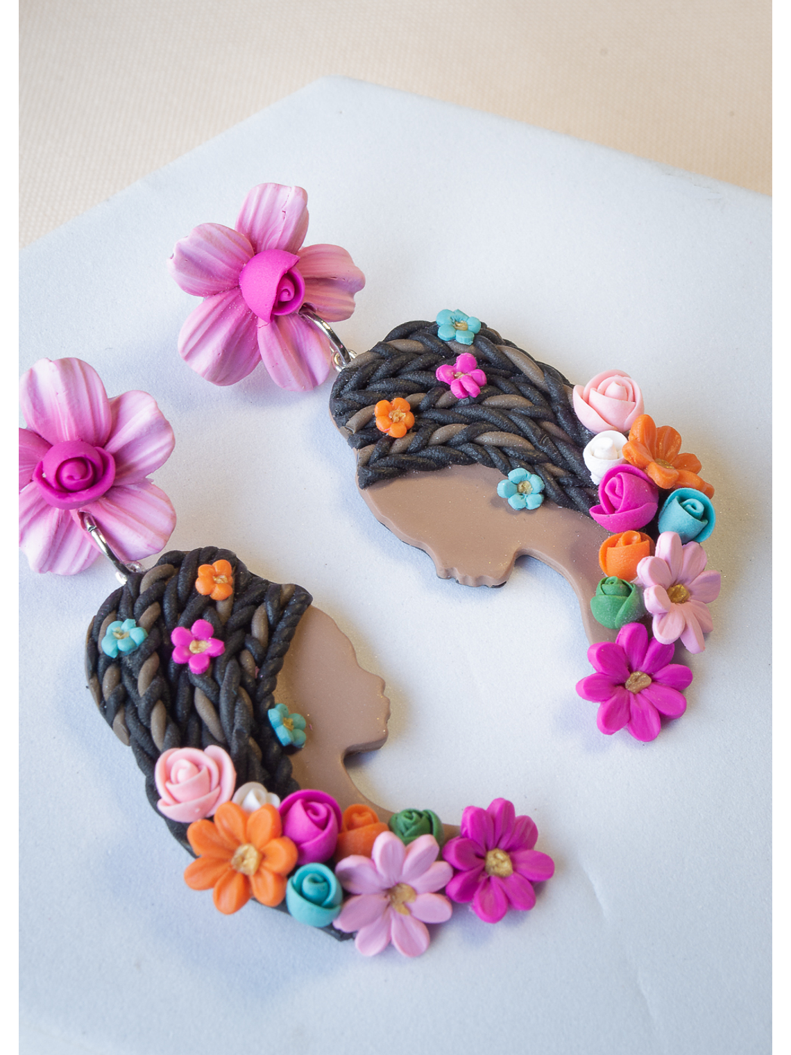 Aros de arcilla polimérica diseño Afro mujer soñadora  2