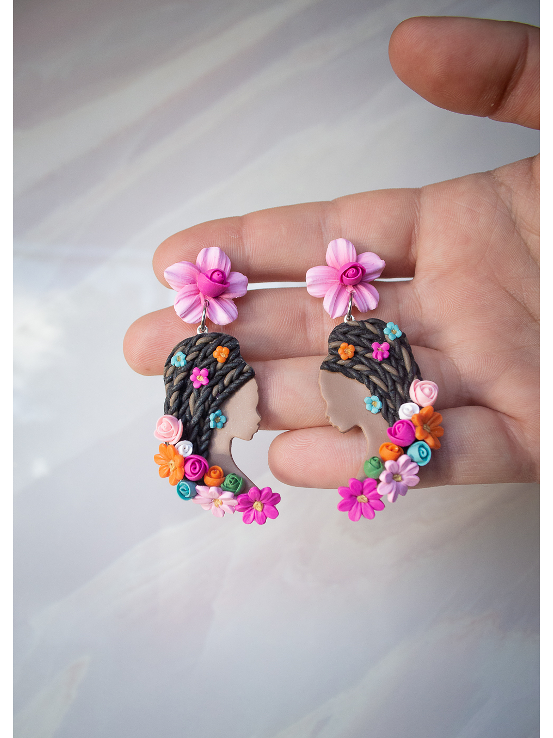 Aros de arcilla polimérica diseño Afro mujer soñadora  4