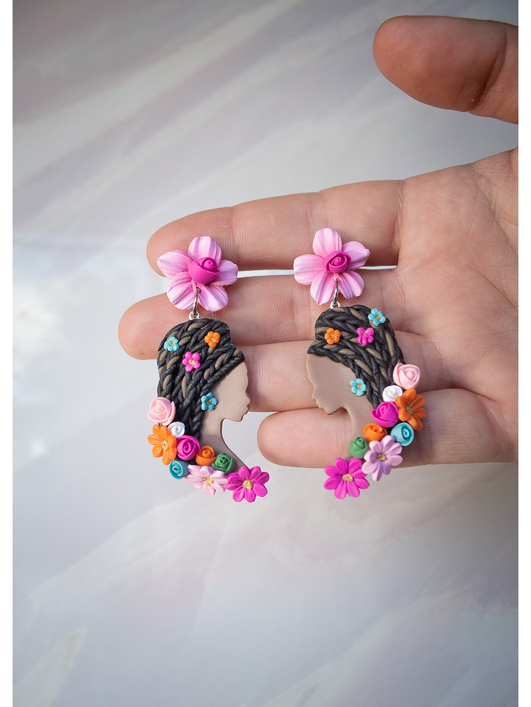 Aros de arcilla polimérica diseño Afro mujer soñadora  4