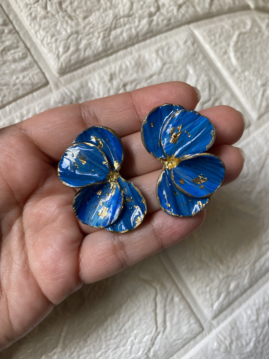 Aritos scrunchys azules con dorado 3